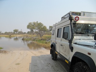 Wasserdurchfahrt im Moremi Game Reserve