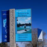 Hurra - wir sind wieder in Patagonien. Da müssen wir doch mal kurz aussteigen, einen Juchzer laufen lassen und natürlich ein Foto schiessen.
