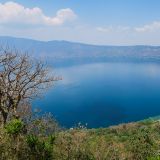 ... Lago de Coatepeque.

