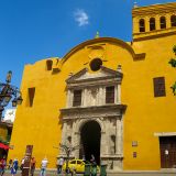 Die safrangelbe Iglesia Santo Domingo in Cartagena.
