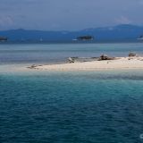 Eine fast versunkene Insel. Vor 10 Jahren waren auf dieser Insel noch ein Haus sowie 10 Palmen vorhanden. 
