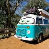 Dieser herzige VW Bus aus Brasilien ist uns sofort ins Auge gestochen. Nicht nur von aussen ist er eine Augenweide, sondern auch drinnen ein richtiges Schmuckstück.
