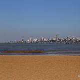 Von Encarnación sieht man über den Rio Paraná die Skyline der argentinischen Stadt Posadas, unserem nächsten Ziel.
