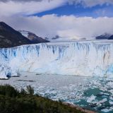 Die Eiswand am Perito Moreno Gletscher ragt an der höchsten Stelle 60m aus dem Wasser und die ganze Gletscherzunge ist etwa 4km breit. 
