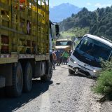 Rettung kommt, ein LKW zieht den Bus heraus und wir können doch noch unsere Reise fortsetzen. 
