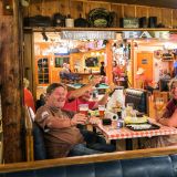 In Kanab lassen wir uns im BBQ und Grill Restaurant typisch amerikanische Spareribs schmecken ...
