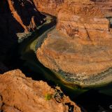Beim Horseshoe-Bend macht der Colorado-River eine hufeisenförmige Kurve, bevor er später in den Grand Canyon NP weiterfliesst.
