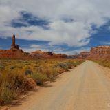 Eine etwas ruppige Piste führt durch das Valley of the Gods.
