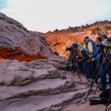 Schon vor Sonnenaufgang machen wir uns auf den Weg zum Mesa-Arch (Canyonlands NP). Den gleichen Plan hatten hier wohl auch dutzende weitere Fotografen.
