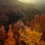 Die Sonne steigt langsam höher und beleuchtet bereits die ersten Gipfel des Bryce Canyons.
