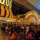 Zusammen geht's ab ins Nachtleben an die Freemont-Street im alten Las Vegas.
