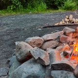 ... und das Lagerfeuer entfacht seinen Zauber.
