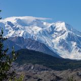 Aber nicht nur Kupferminen gibt es hier, sondern auch eine mächtige Gletscherlandschaft, wie z.B. der "Kennicott Glacier" im Hintergrund.
