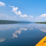 Wieder zurück auf dem Richardson Highway packt Anita die Gelegenheit für eine ausgiebige Kayaktour auf dem "Paxson Lake".
