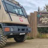 Das "Dalton Highway Team" am Startpunkt der 670km langen Strecke nach Deadhorse/Prudhoe Bay.
