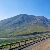 Auf dem Rückweg haben wir traumhaftes Wetter und so zeigt sich uns der Atigun Pass von seiner schönsten Seite. 
