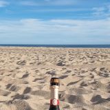Hier finden wir genau das, was wir gesucht haben. Die Füsse und der Sekt im Sand, …

