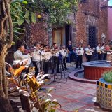 "Mariachis" (typisch mexikanische Musikformation) ...
