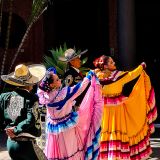 ... und die farbenfrohen Tanzgruppen gehören im Bundesstaat "Jalisco" standesgemäss zu jedem Volksfest dazu. 
