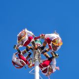 Eine ganz besondere Attraktion in Mexiko ist der "Danza del Volador" (Tanz der fliegenden Männer). Hoch oben an einem Mast ...
