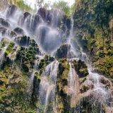 Ausserdem gibt es eine Höhle mit Wasserfall, ...
