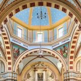 Die wunderschöne Kirche besticht von innen mit ihrer farbigen Schlichtheit. 
