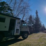 Da man im Nationalpark nicht wild campen darf und die Campingplätze noch geschlossen sind, finden wir etwas ausserhalb einen schönen Platz am See.
