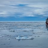 Der Eisbrecher (Jean Goodwill) wartet auf seinen Einsatz, ...
