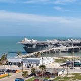 Die "USS-Lexington", ein Flugzeugträger der von 1943 bis 1991 für die US Navy im Einsatz stand, hat nun sein Endziel im Hafen von "Corpus Christi" gefunden und dient heutzutage als Museum. 
