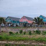 Die farbenfrohen Stelzenhäuser sind ein typisches Merkmal für die am "Golf von Mexiko" gelegene Ortschaft "Galveston" in Texas.
