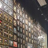 Roger bestaunt die vielen Auszeichnungen an "Goldenen, Silbernen und Platinen Schallplatten", welche Elvis im Verlaufe seiner Musik-Karierre erhalten hat.
