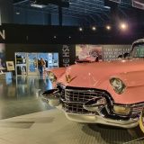 Nicht vergessen darf man natürlich den legendären rosafarbenen Cadillac, welcher sinnbildlich den Lebenstraum von Elvis darstellt.
