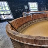 … welche unter Beigabe von Hefe zu einem alkoholhaltigen Gemisch fermentiert.
