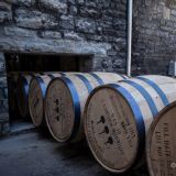 Bei der "Woodford Distillerie" wird der hochprozentige Whiskey anschliessend in neu hergestellten Eichenfässern abgefüllt …
