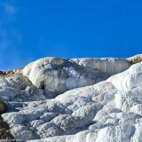 Die weissen Terrassen der "Mammoth Hot Springs" zeugen von vergangenen heissen Quellen.
