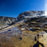 Durch Eruptionen und sich ändernde Druckverhältnisse im Erdreich versiegt die heisse Quelle an einem Ort, um an einer anderen Stelle neu hervorzutreten.
