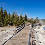 Wir wandern dem "West Thumb Geyser Basin" entlang ...
