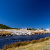 Wanderweg zum wohl schönsten Becken des Parks, dem "Midway Geyser Basin". 

