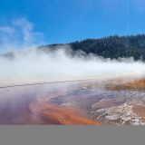 Die "Grand Prismatic Spring" mit ihren leuchtend roten Farben ...
