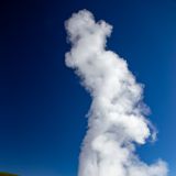 Und hier sind wir schon beim "Old Faithful", dem wohl bekanntesten Geysir des Parks. Er bricht etwa alle 75min aus und kann bis zu 56m hoch werden. 
