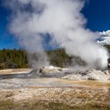 Der "Grotto Geyser", ebenfalls im "Upper Geyser Basin", zieht die Zuschauer in seinen Bann. 
