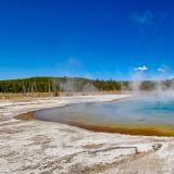 Schon erkunden wir ein weiteres Becken mit dem "Rainbow Pool" im "Black Sand Geyser Basin". 
