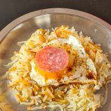 Passend zur Sonnenfinsternis kreieren wir uns ein Sonnenfinsternis-Frühstück. Wem dies nun zu abstrakt ist, hier die Erklärung: Der Mond alias Salami schiebt sich vor die Sonne alias Eigelb. Alles klar?

