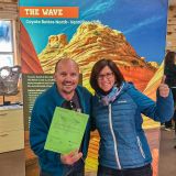 Aber das machen wir diesmal gerne. Denn wir dürfen unser Permit für die "Wave" abholen, welches wir in der Lotterie gewonnen haben. Die Freude ist gigantisch und wir können es kaum erwarten, dieses Naturwunder anzuschauen. Und wie es genau war, tja, das folgt dann selbstverständlich im nächsten Reisebericht. Schön, dass ihr mit dabei seid und bis bald!