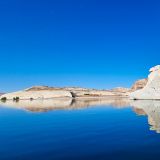 Die sich im Wasser spiegelnde Landschaft sieht einfach wunderschön aus. 
