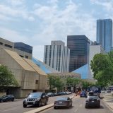 Edmonton ist unser Etappenziel und unser Tor zu Westkanada. Hier stocken wir unsere Vorräte auf, tanken unseren Duro voll und stürzen uns ins nächste Abenteuer.
