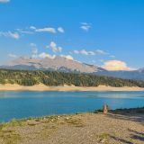 Durch die vielen Waldbrände sind einige Strassen gesperrt und wir müssen unsere geplante Route ändern. Statt nordwärts geht’s nun südwärts und wir landen an diesem schönen Plätzchen beim Abraham Lake.
