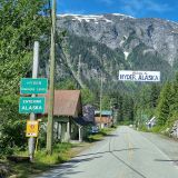 In Hyder schnuppern wir kurz ein bisschen Alaska-Luft. Da es sich bei diesem kleinen Ort um eine Sackgasse handelt und man wieder zurück nach Kanada muss, gibt es keine Einreiseformalitäten zu erledigen. 
