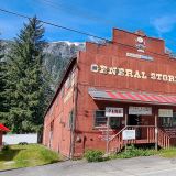 Selbst im kleinsten Dorf kann man shoppen gehen, wie der "General Store" hier in Hyder beweist. 
