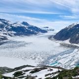 Wenn man vom offiziellen Aussichtspunkt die Piste weiter Richtung Mine fährt, bekommt man auch den hinteren Seitenarm vom Gletscher zu Gesicht. 

